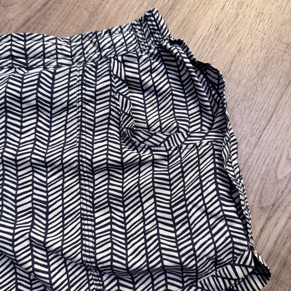 Athleta Blue and Gray Shorts - Chevron Pattern - Size Small - Picture 3 of 11